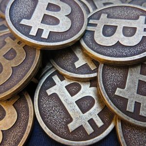 比特币在7万美元形成拐点，机构需求抵消鲸鱼抛售压力