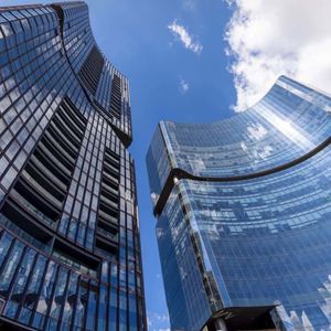 机构转向：为何74%的大型投资者当前看好加密货币