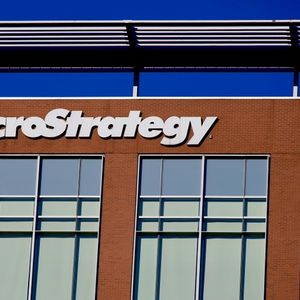 策略分析：MicroStrategy股价暴跌77%但仍不够便宜，维持持有评级