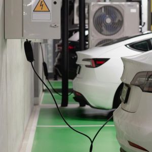 伊朗局势推高油价，美国司机转向电动汽车租赁潮涌